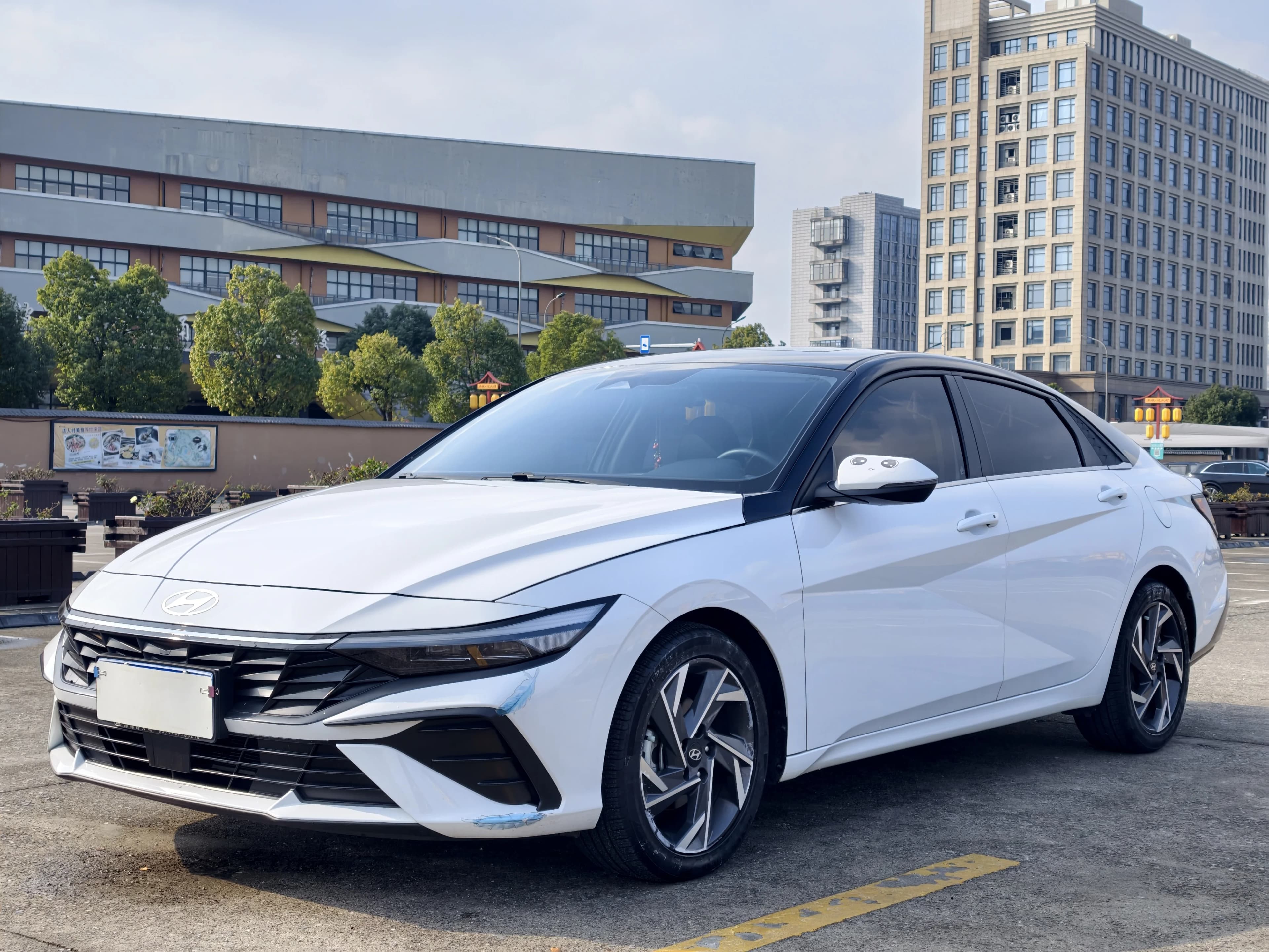 现代 伊兰特 2023款 1.5L CVT LUX尊贵版