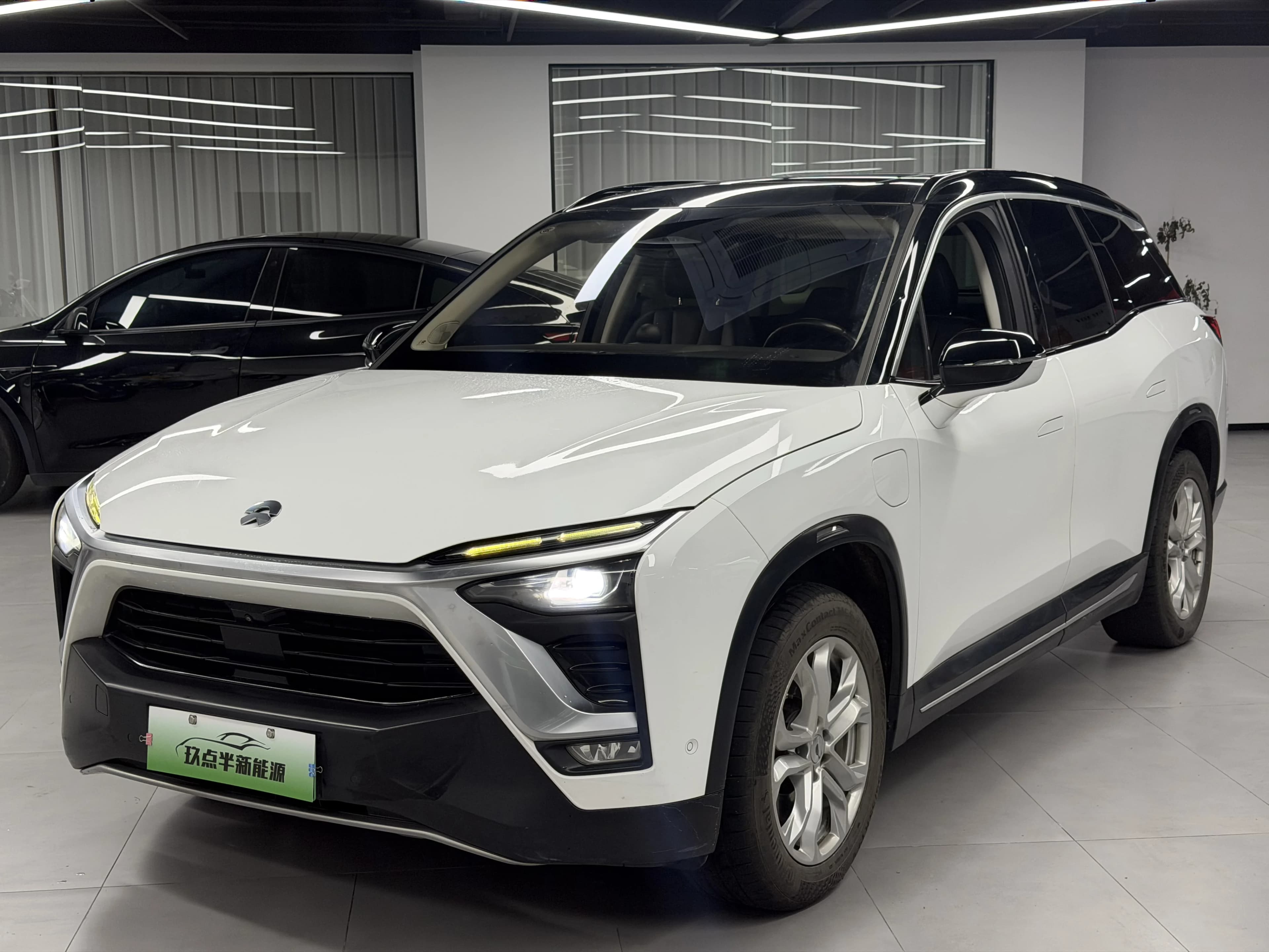 蔚来 ES8 2018款 355KM 基准版 七座版