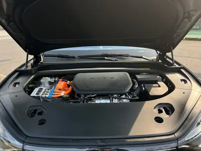 鸿蒙智行 问界M9 2025款 增程 Ultra版 52kWh 6座版